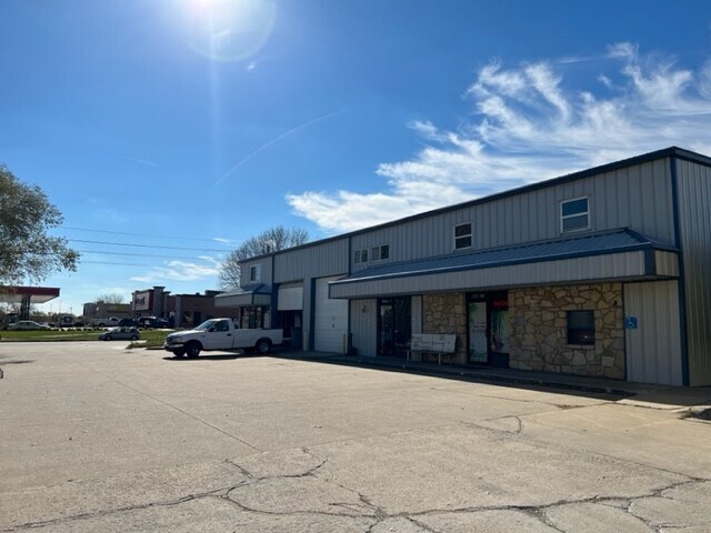 More Photos Of 2300 W 31st St, Lawrence Freestanding For Lease