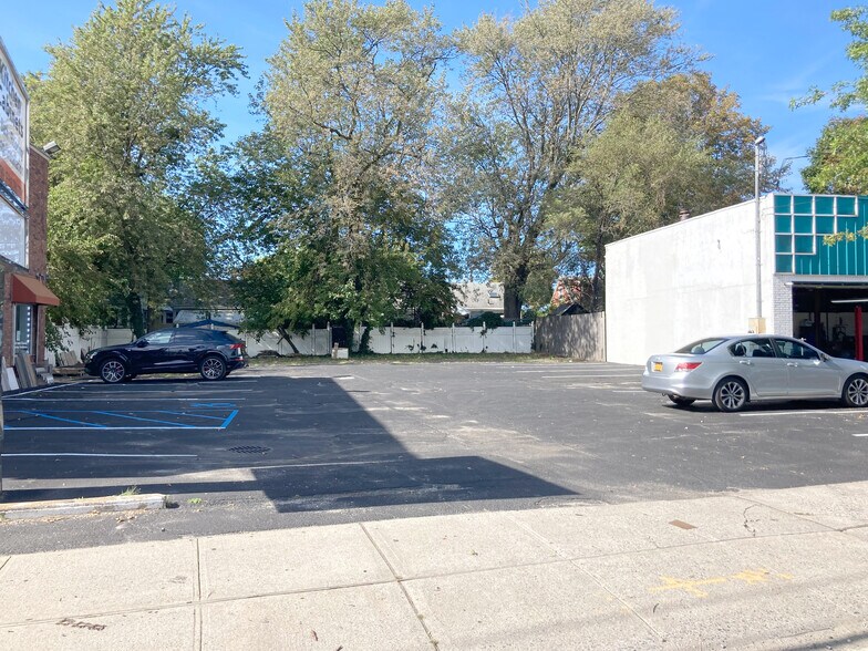 More Photos Of 869 Old Country Rd, Westbury Storefront Retail Office For Lease