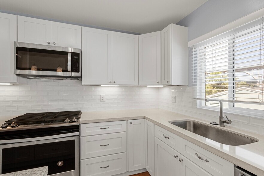 More Photos Of 646 Westminster Dr, Pasadena Multifamily For Sale