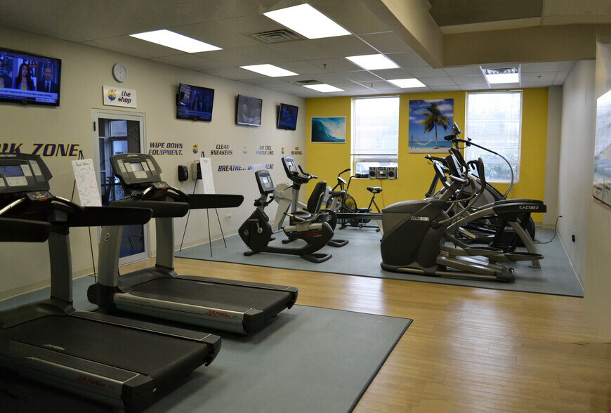 More Photos Of 260 W Crescent Ave, Allendale Warehouse For Lease