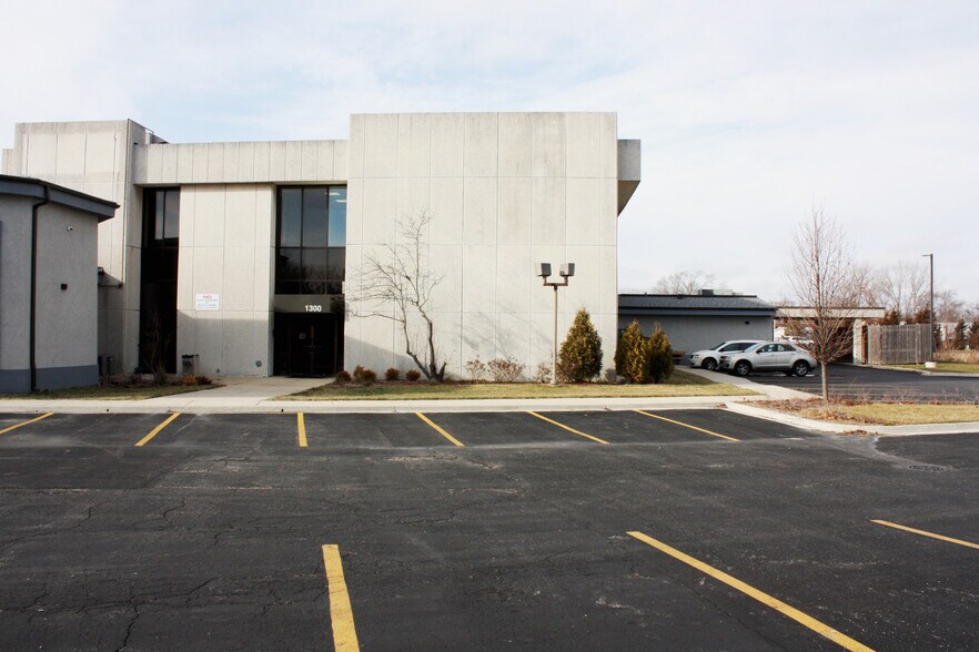 More Photos Of 1300 Irving Park Rd, Streamwood General Retail For Sale