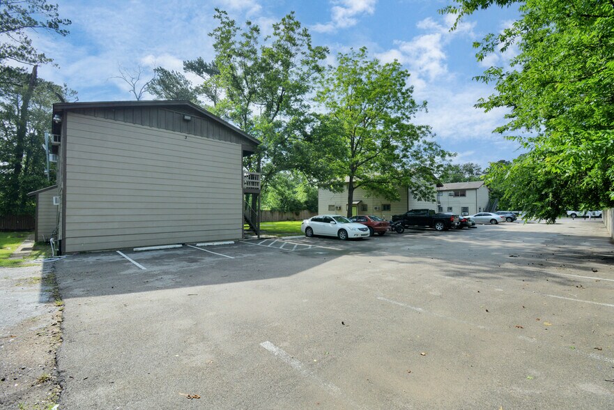 More Photos Of 9211 N Green River Dr, Houston Apartments For Sale