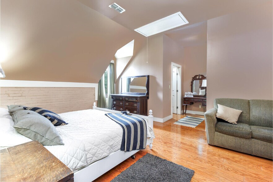 More Photos Of 950 E Grayson St, San Antonio Lodge Meeting Hall For Sale