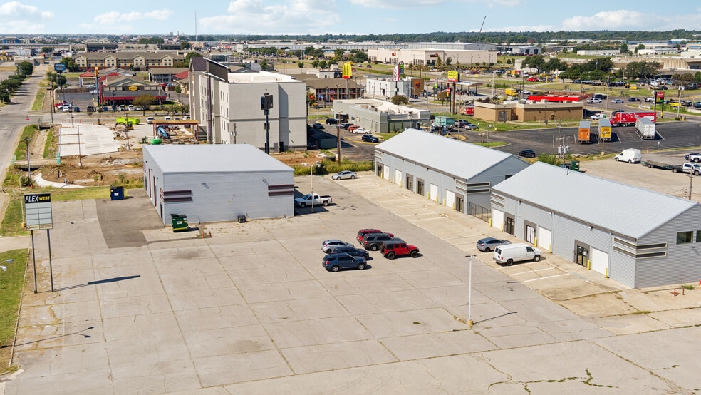 More Photos Of 4403-4411 SW 3rd St, Oklahoma City Showroom For Sale