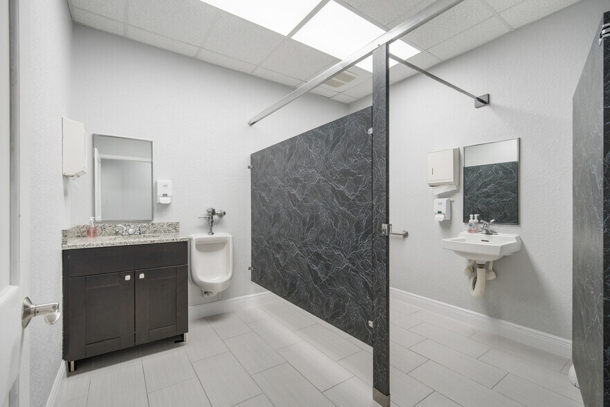 More Photos Of 6812 W Linebaugh Ave, Tampa Medical For Sale