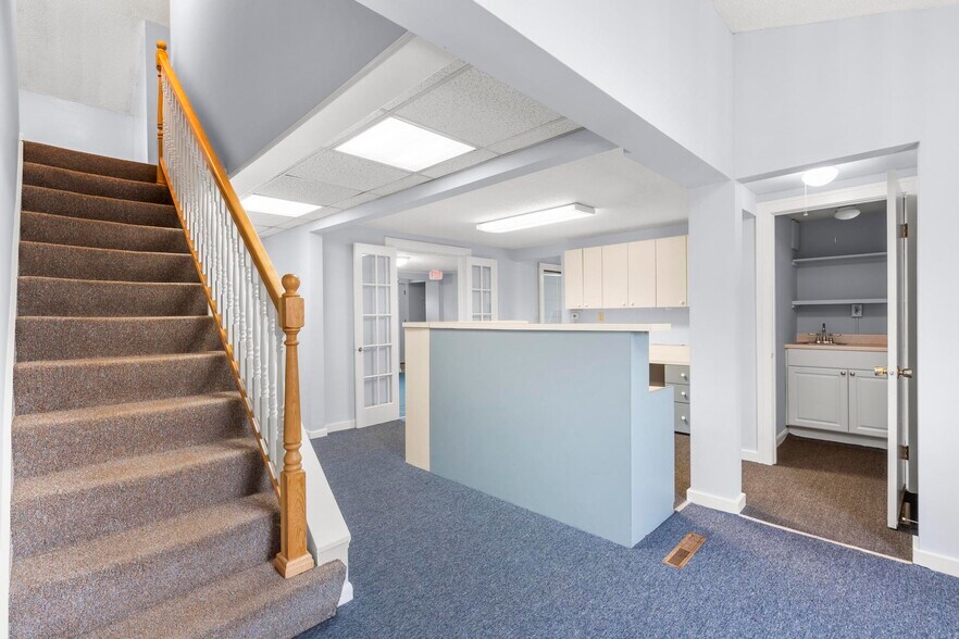 More Photos Of 128 Saltonstall Pky, East Haven Medical For Sale