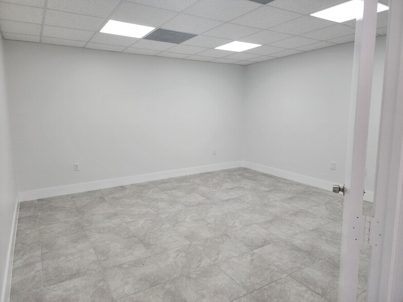 More Photos Of 460 W 84th St, Hialeah Showroom For Lease