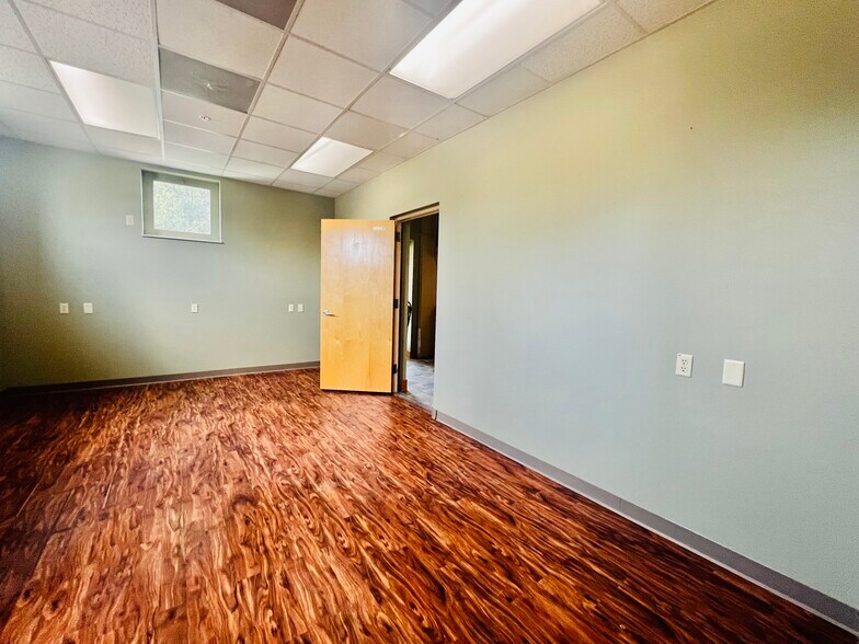 More Photos Of 111 E Burnett St, Beaver Dam Manufacturing For Lease