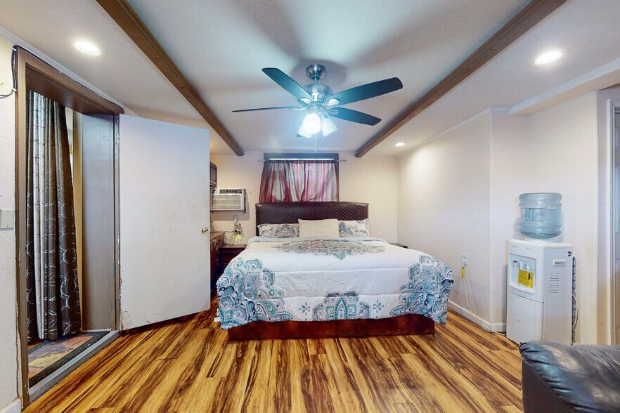 More Photos Of 819 W 7th St, Texarkana Hotel For Sale