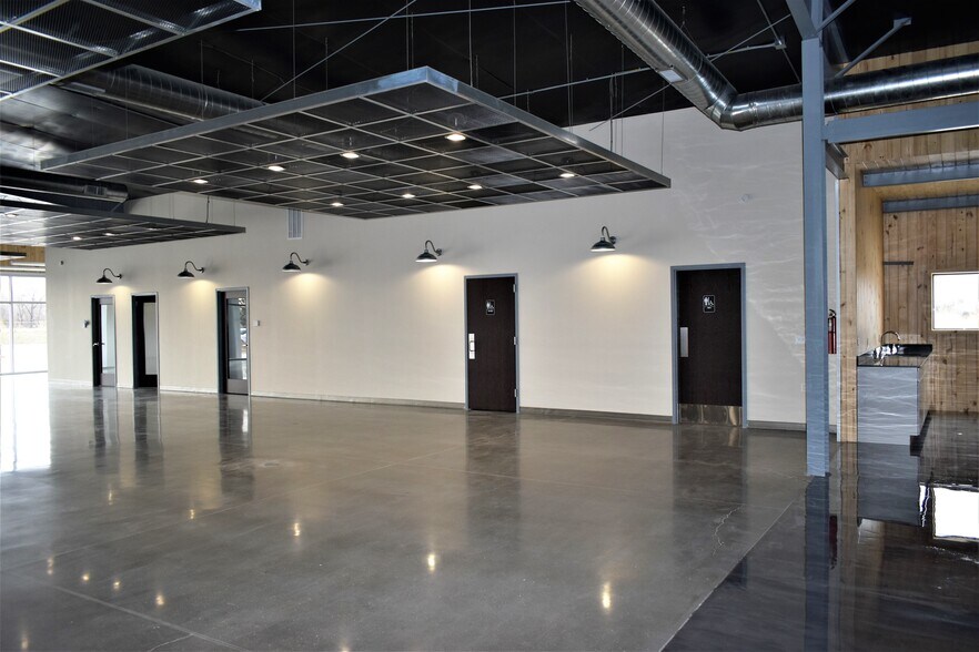 More Photos Of 9701 Northwest Expy, Yukon Showroom For Sale