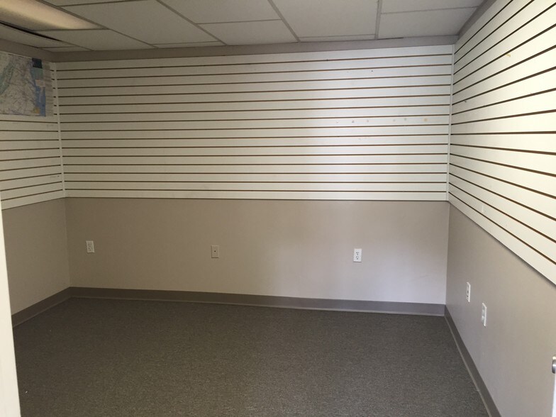 More Photos Of 1401 Southside Dr, Salem Light Distribution For Lease