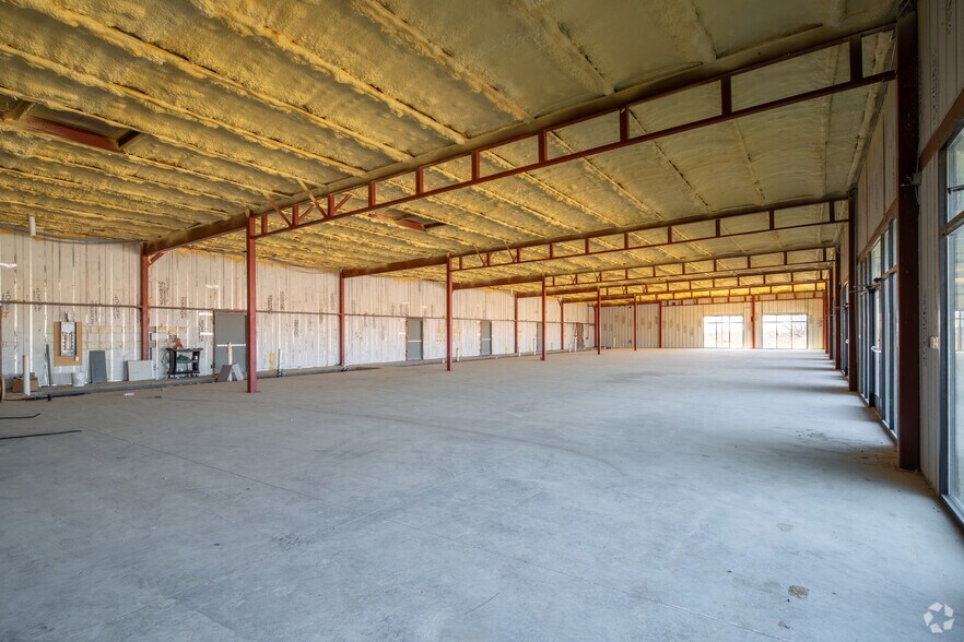 More Photos Of 1702 Louise Ln, Pearsall Storefront For Sale