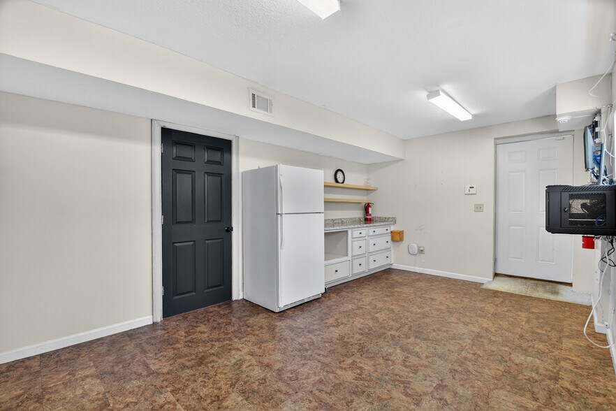 More Photos Of 240 W Main St, Blue Ridge Office For Sale