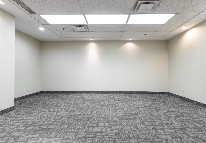 More Photos Of 4848-4868 Ch Bois-Franc, Montréal Flex For Lease