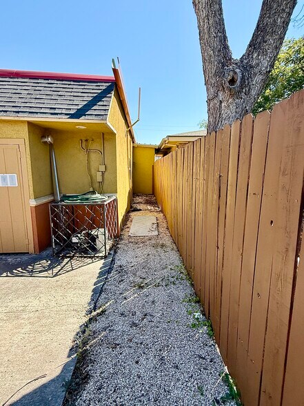 More Photos Of 903 15th St, Ozona General Retail For Sale