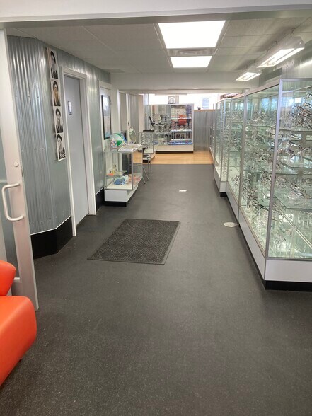 More Photos Of 935 S Iowa St, Lawrence Office For Lease