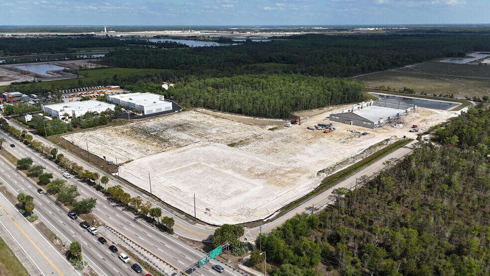 More Photos Of 13601 Saddle Rd, Fort Myers Showroom For Lease