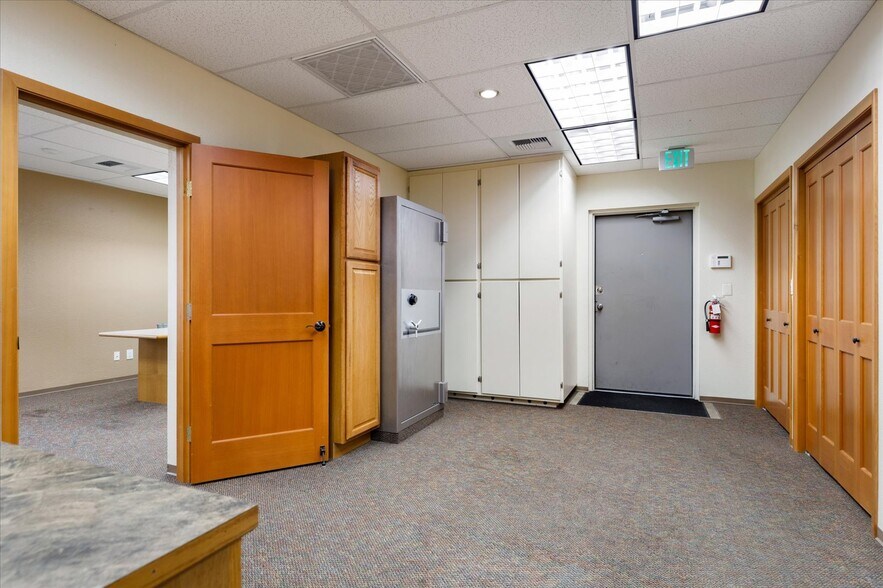 More Photos Of 1421 SW Barlow St, Oak Harbor General Retail For Sale