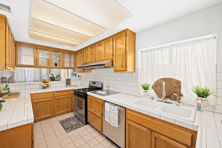 More Photos Of 1053 Figueroa Terrace, Los Angeles Apartments For Sale