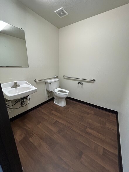 More Photos Of 5720 Roseville Rd, Sacramento Unknown For Lease