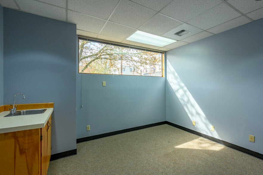 More Photos Of 424 NE Ford St, Mcminnville Office For Sale