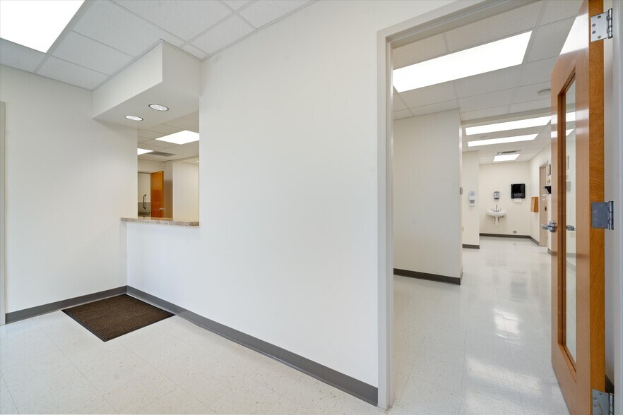 More Photos Of 114 Parliament Dr, Maryville Medical For Sale