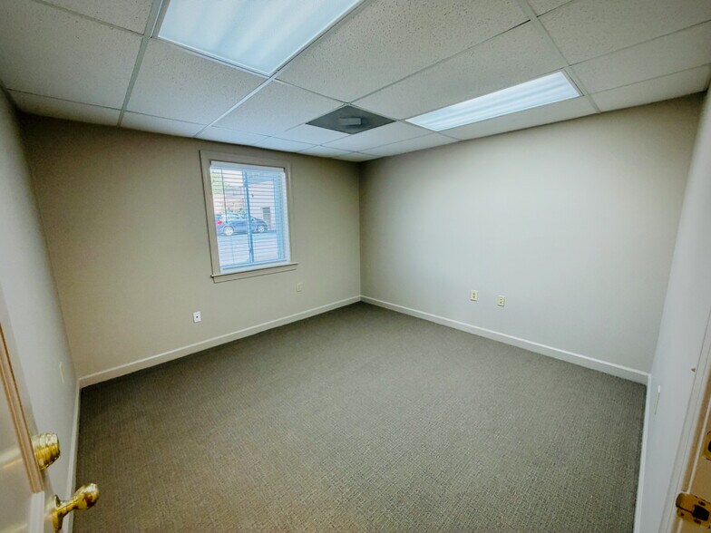 More Photos Of 12484c Warwick Blvd, Newport News Office For Lease