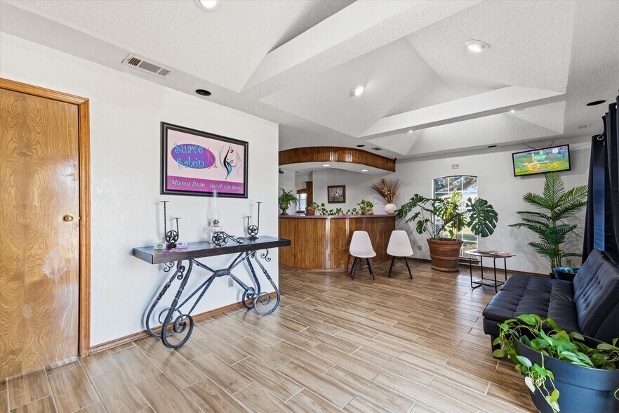 More Photos Of 1055 W Pioneer Pky, Grand Prairie Medical For Lease