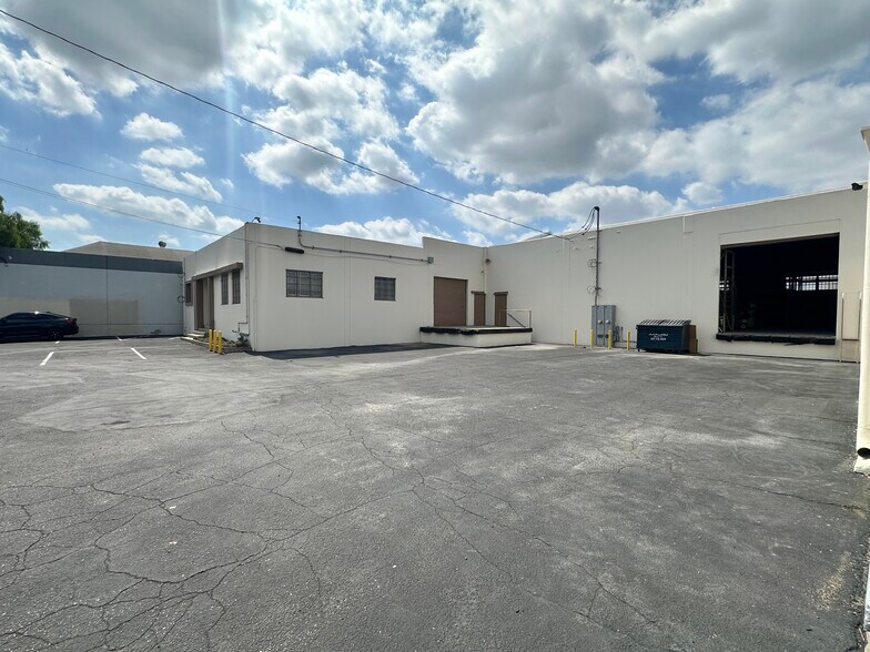 More Photos Of 2501 Yates Ave, Commerce Warehouse For Lease