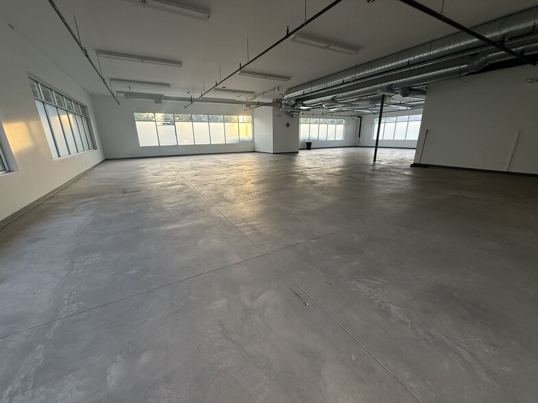 More Photos Of 900 S Milwaukee Ave, Vernon Hills Freestanding For Lease
