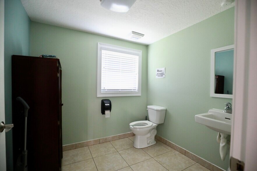 More Photos Of 18824 County Line Rd, Spring Hill Office For Lease