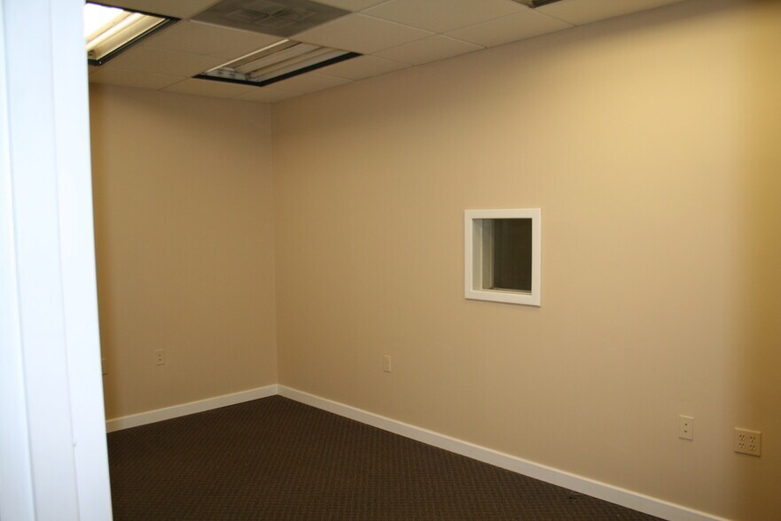 More Photos Of 8390 Terminal Rd, Lorton Warehouse For Lease