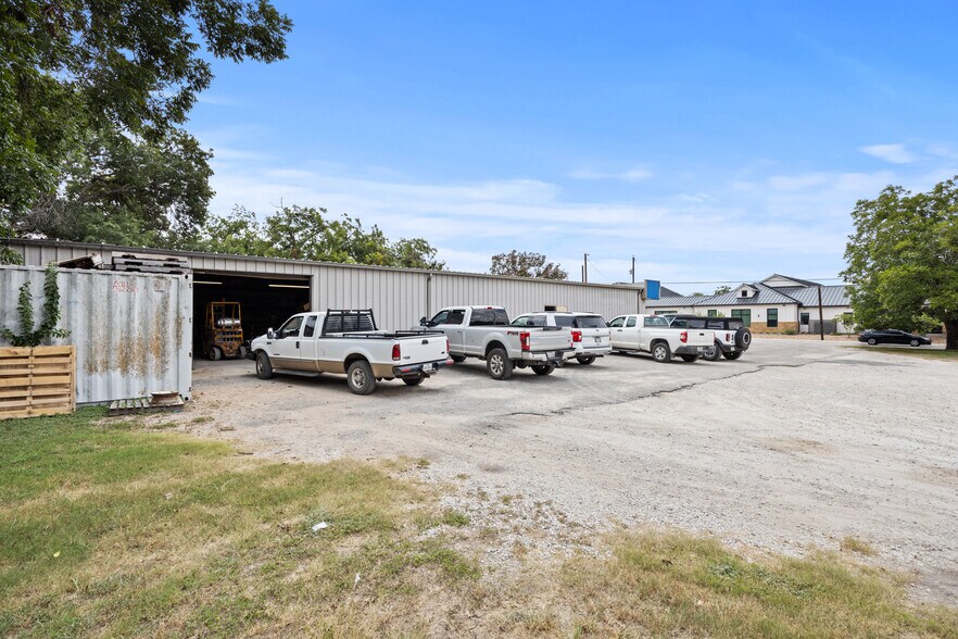 More Photos Of 1413 W San Antonio St, New Braunfels Freestanding For Sale
