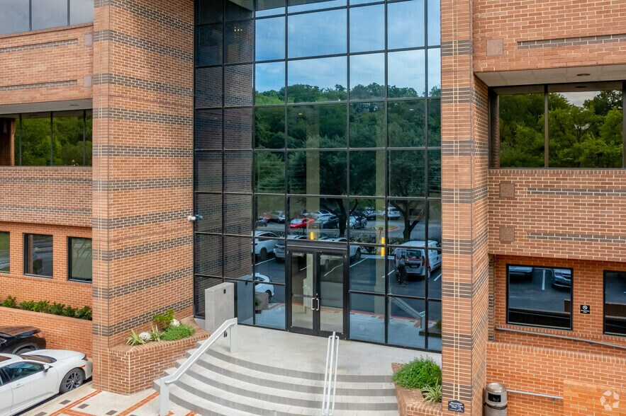 More Photos Of 9015 Mountain Ridge Dr, Austin Medical For Lease