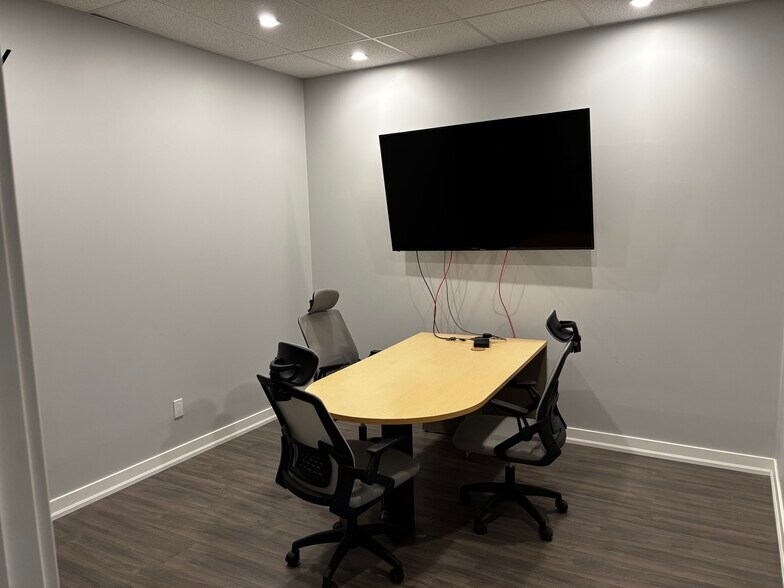 More Photos Of 760 Laurentian Dr, Burlington Showroom For Sale