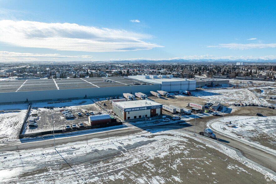 More Photos Of 5235 28 Av SE, Calgary Service For Lease