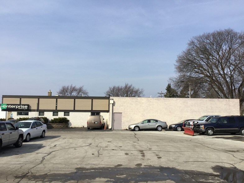 More Photos Of 4040 N 128th St, Brookfield Showroom For Sale