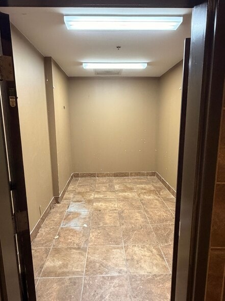 More Photos Of 572 Brewery Ln, Bourbonnais Showroom For Lease