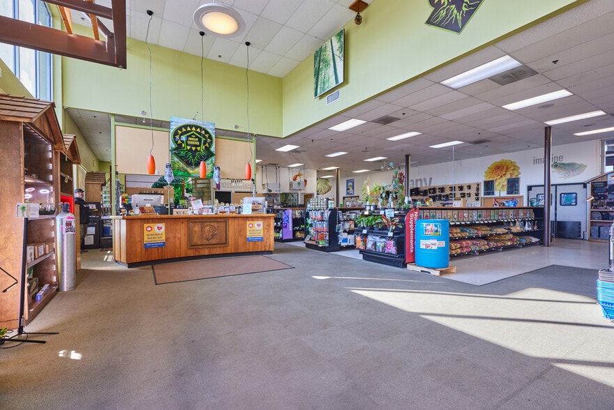 More Photos Of 990 Garfield St, Eugene Showroom For Lease
