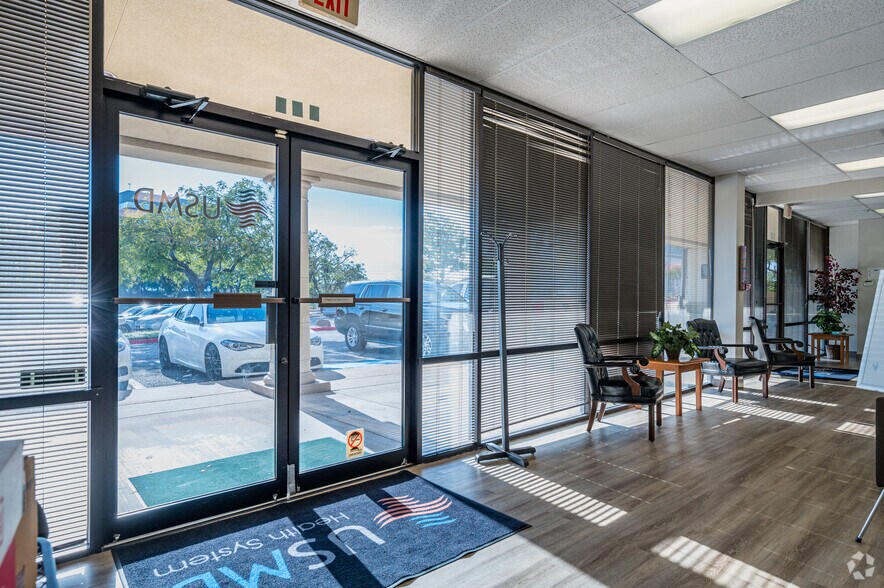 More Photos Of 900 W Airport Fwy, Hurst Unknown For Lease