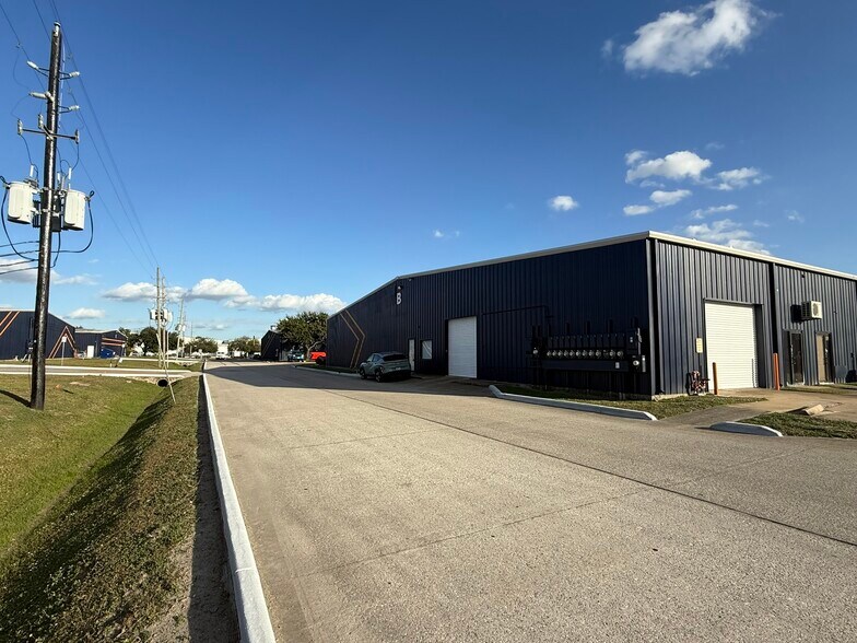 More Photos Of 2121 Brittmoore Rd, Houston Unknown For Lease