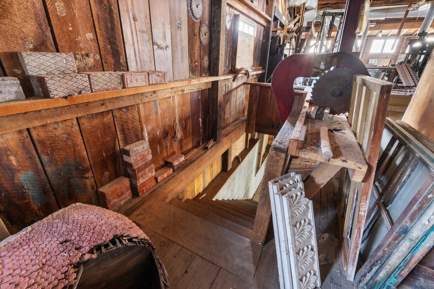 More Photos Of 75 Center St, Eureka Springs General Retail For Sale