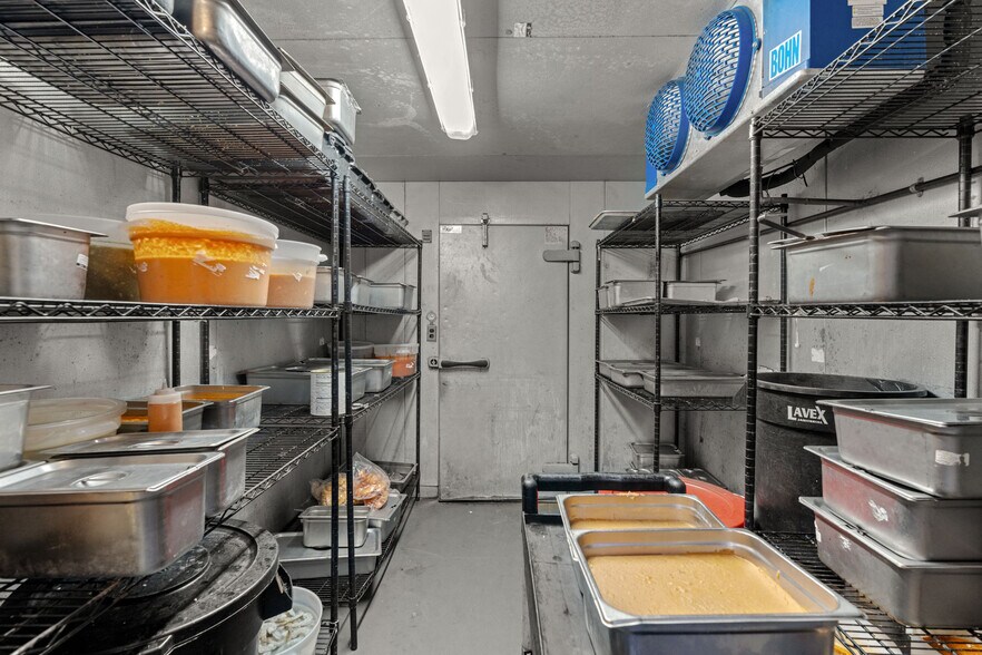 More Photos Of 1025 Industrial Dr, Crestview General Retail For Sale