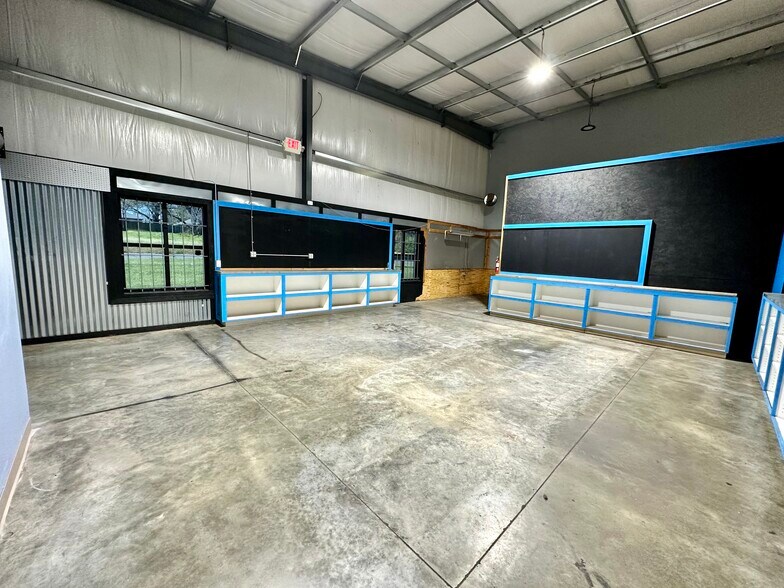 More Photos Of 3710 Jefferson Ave, Texarkana Flex For Lease