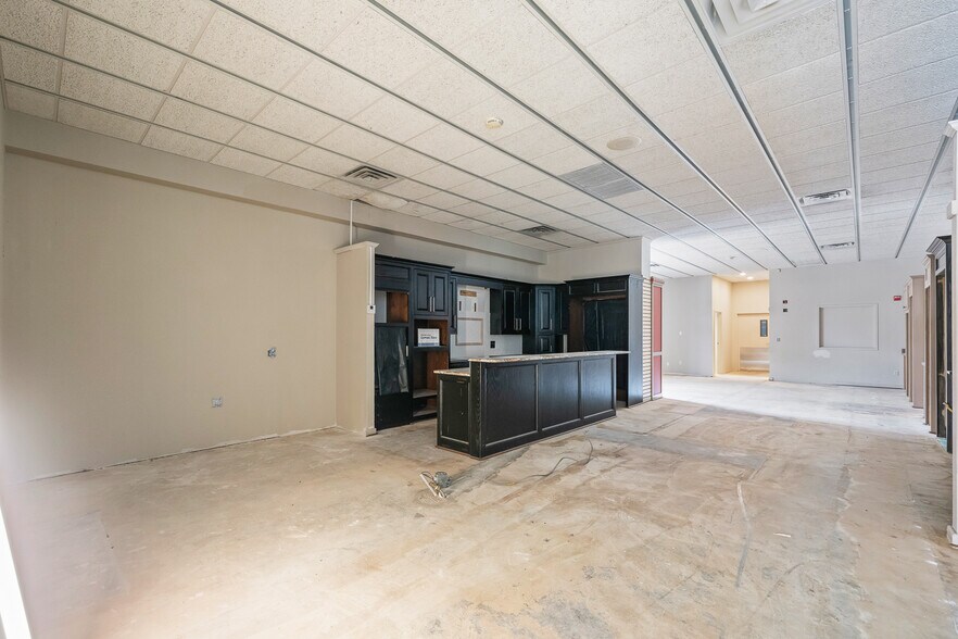 More Photos Of 7705 Quaker Ave, Lubbock Freestanding For Sale