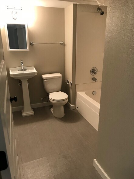 More Photos Of 1035 SE 14th Ave, Portland Apartments For Sale
