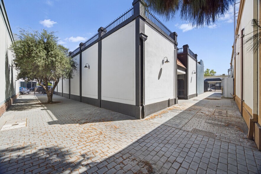 More Photos Of 145-147 N K St, Tulare Office For Sale