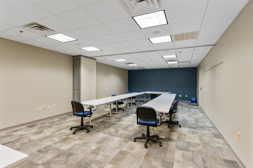 More Photos Of 1088 Springhurst Dr, Green Bay Office For Lease