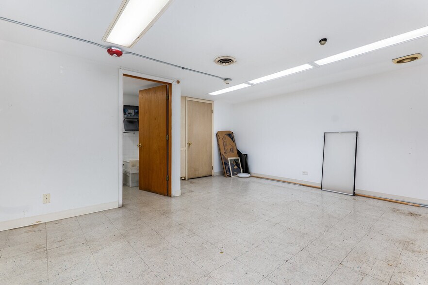 More Photos Of 7541 N Western Ave, Chicago Office For Sale