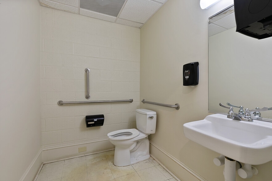 More Photos Of 1509 W Main St, Richmond Office For Sale